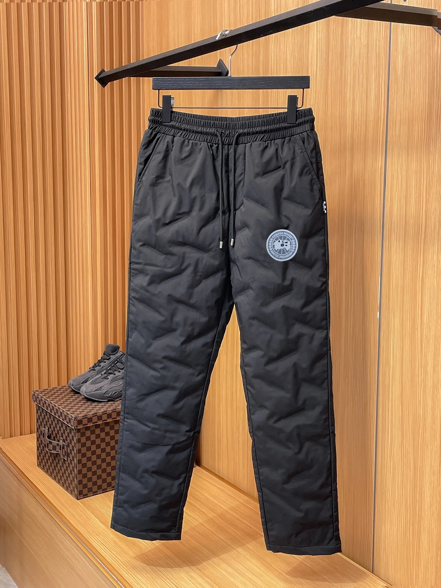 P490 Canada Goose 25 new autumn and winter products🆕Thickened warm down pants are here🌹Winter essential outdoor windproof, lockable and warm. Made of professional-grade outdoor windproof, waterproof and breathable fabric. Lining is filled with 90% white duck down. Lightweight design, lightweight and warm. Seamless gluing process on the inside. Made of light and gall-free velvet fabric to effectively prevent velvet running. Original hardware accessories. Classic logo matching. Simple and versatile. The upper body is stylish and not bulky. The style is the same for men and women! Size: M-3XL.